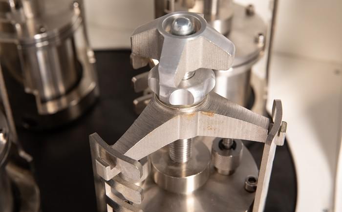 球磨罐装卸卡具